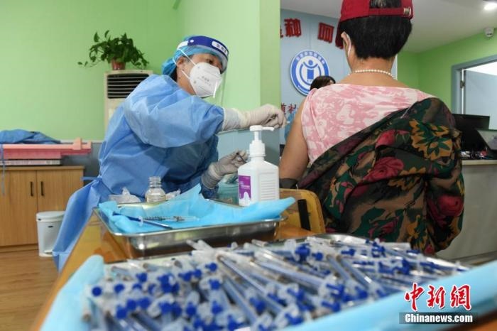 資料圖：市民來到醫(yī)院接種新冠疫苗。 楊華峰 攝