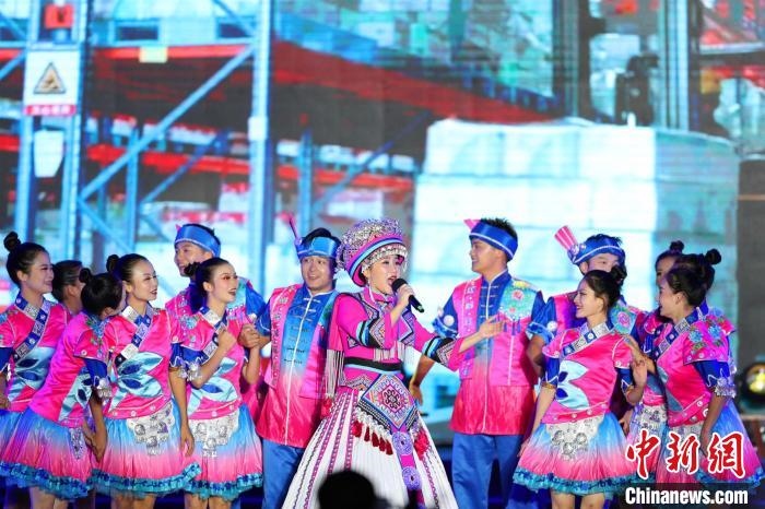 專場(chǎng)晚會(huì)上的民族歌舞表演?！涕L(zhǎng)嬌 攝