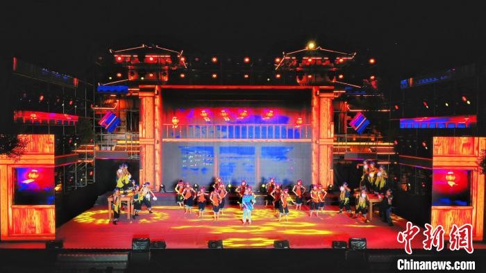 2021昭君文化旅游活動(dòng)專場(chǎng)晚會(huì)現(xiàn)場(chǎng)。　周星亮 攝