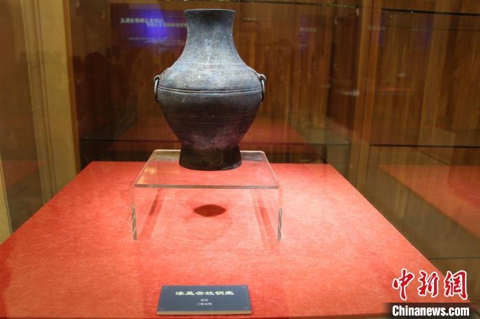 二級(jí)文物戰(zhàn)國(guó)時(shí)期漆蓋云紋銅壺。　趙曉 攝