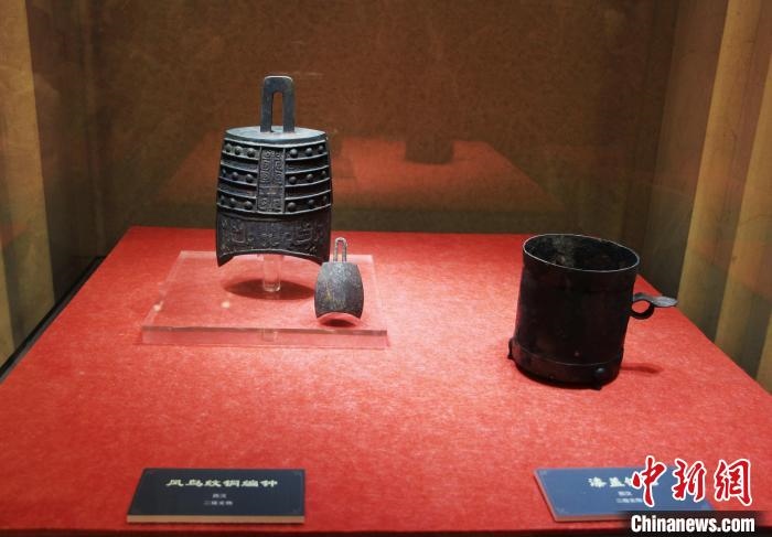 二級(jí)文物西漢鳳鳥紋銅編鐘、漆蓋銅卮?！≮w曉 攝
