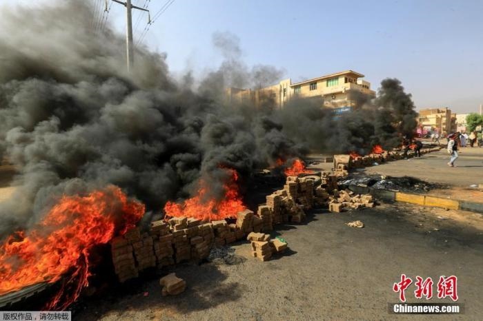 當?shù)貢r間10月25日，蘇丹局勢發(fā)生突變，過渡政府總理被“綁架”，政府部長被軍方抓捕，國家進入緊急狀態(tài)，大量民眾走上街頭對軍方行動進行抗議，已有7人在抗議活動中死亡，140人受傷。圖為抗議活動中燃燒的輪胎。