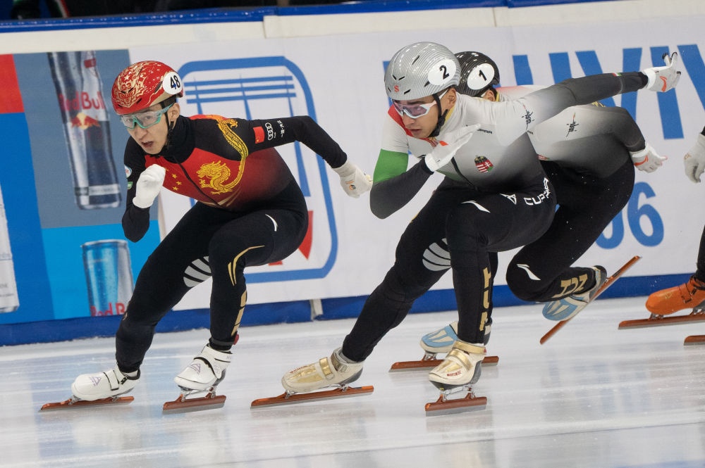 11月20日，中國選手武大靖(左)和匈牙利選手劉少林在比賽中。劉少林奪得冠軍，武大靖獲得第四名。新華社發(fā)(弗爾季·奧蒂洛 攝)