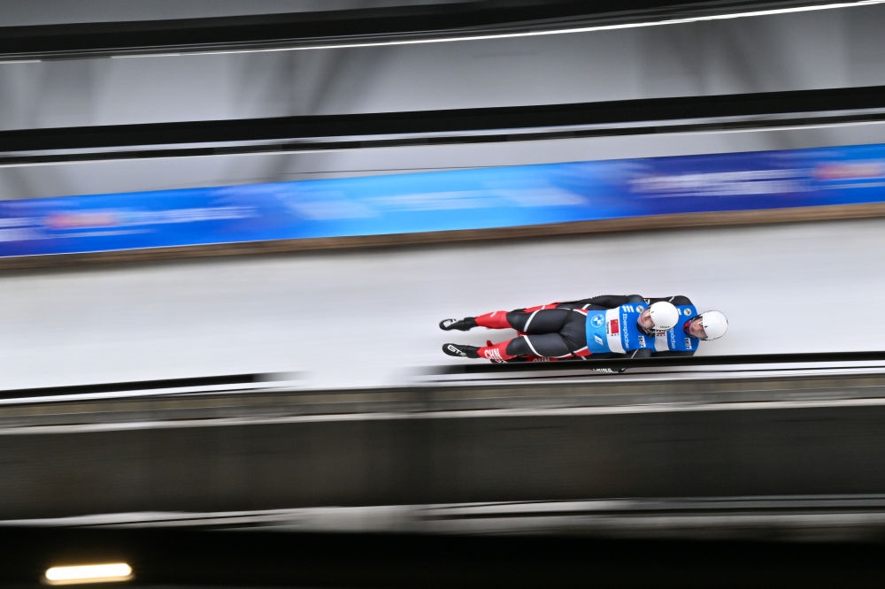 11月21日，“相約北京”國際雪橇聯(lián)合會雪橇世界杯，中國選手黃葉波/彭俊越在團(tuán)體接力比賽中。新華社記者陳益宸攝