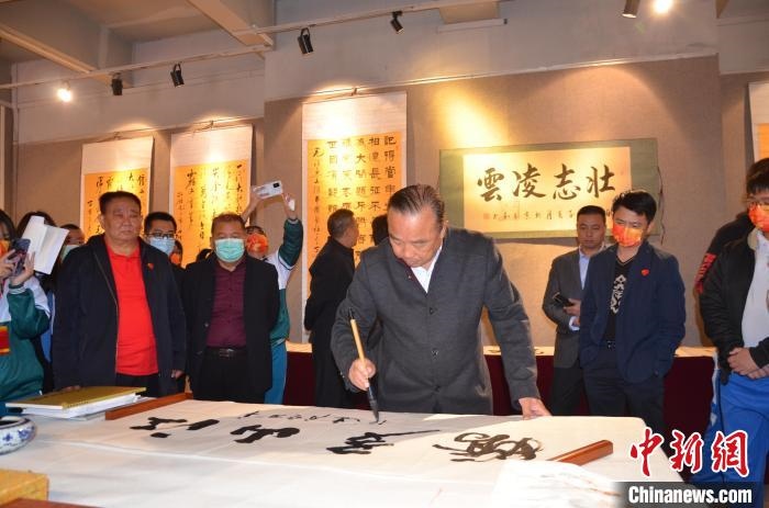 圖為“鐵軍老戰(zhàn)士”、著名書法家、解放軍報(bào)原副總編輯連俊義少將現(xiàn)場(chǎng)揮毫?！☆佇玛?yáng) 攝 攝