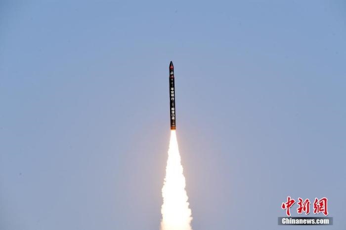 北京時(shí)間2021年12月7日12時(shí)12分，谷神星一號(hào)遙二運(yùn)載火箭在中國(guó)酒泉衛(wèi)星發(fā)射中心成功發(fā)射升空，將搭載的天津大學(xué)一號(hào)、麗澤一號(hào)、寶醞號(hào)、金紫荊五號(hào)、金紫荊一號(hào)03星等5顆小衛(wèi)星順利送入預(yù)定軌道，發(fā)射任務(wù)獲得圓滿成功。汪江波 攝