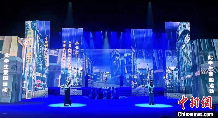 圖為“百年風(fēng)華”大型音樂(lè)史詩(shī)劇現(xiàn)場(chǎng)。　劉海靈 攝