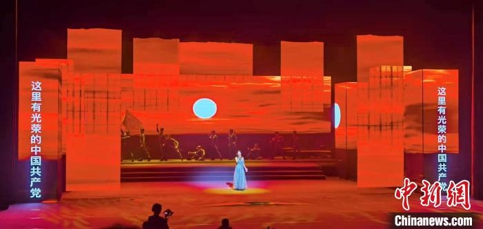 圖為“百年風(fēng)華”大型音樂(lè)史詩(shī)劇現(xiàn)場(chǎng)?！⒑ｌ` 攝