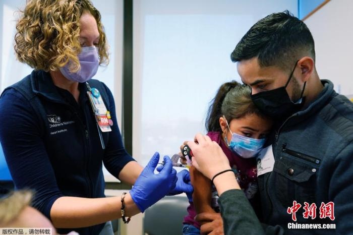 資料圖：當(dāng)?shù)貢r間11月3日，美國華盛頓，國立兒童醫(yī)院為孩子接種疫苗。美國新冠疫苗接種進(jìn)入了一個新階段，數(shù)百萬名小學(xué)生現(xiàn)在可以接種疫苗。