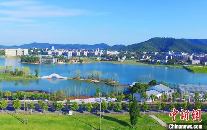 后湖藝術(shù)園?！√菩∏?攝