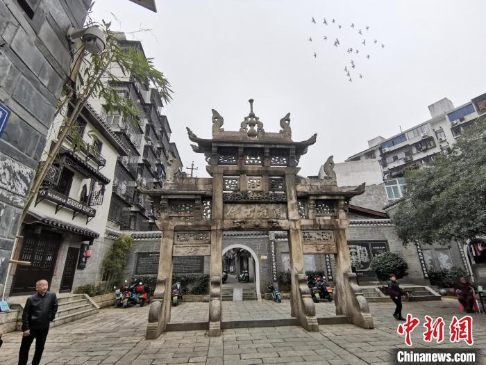 “道冠古今”牌坊?！×荷?攝