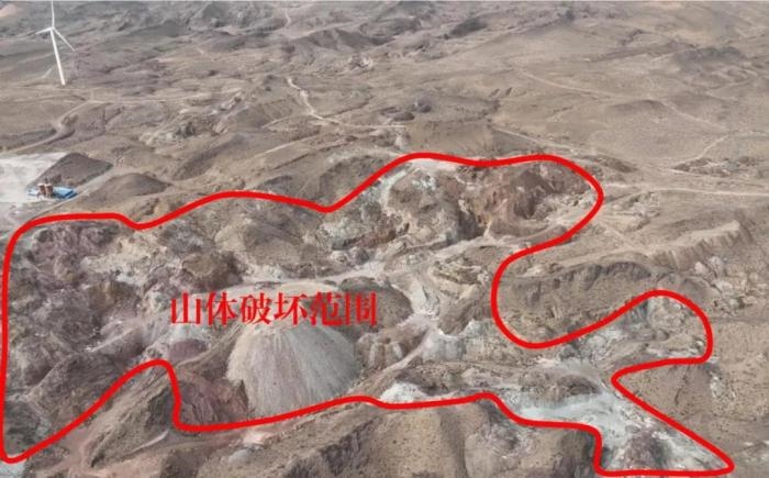  2021年12月12日，督察組使用無人機(jī)拍攝，中寧縣馬道梁北部歷史遺留礦山破壞山體面積達(dá)240余畝，現(xiàn)場(chǎng)滿目瘡痍、千瘡百孔