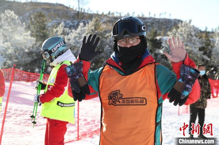 圖為滑雪場現(xiàn)場?！≡S婷 攝