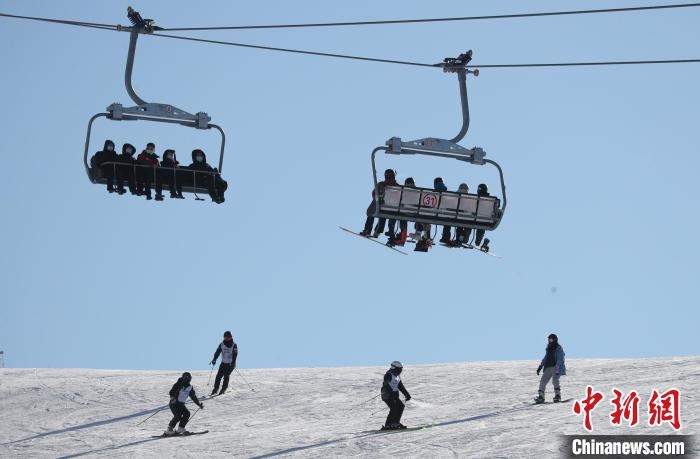 圖為滑雪場現(xiàn)場?！≡S婷 攝
