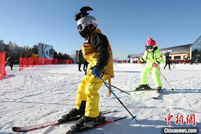 圖為滑雪場現(xiàn)場?！≡S婷 攝