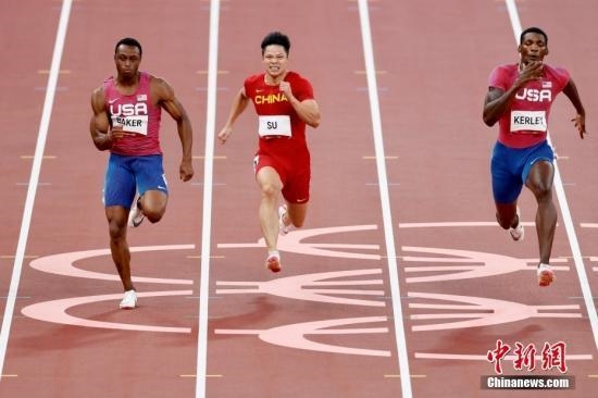 資料圖：北京時(shí)間8月1日晚，在東京奧運(yùn)會(huì)男子百米決賽中，中國(guó)選手蘇炳添以9.98秒的成績(jī)獲得第六名，作為首位闖進(jìn)奧運(yùn)男子百米決賽的中國(guó)人，他再次創(chuàng)造了歷史。圖為蘇炳添在比賽中。<a target='_blank' href='/'>中新社</a>記者 富田 攝
