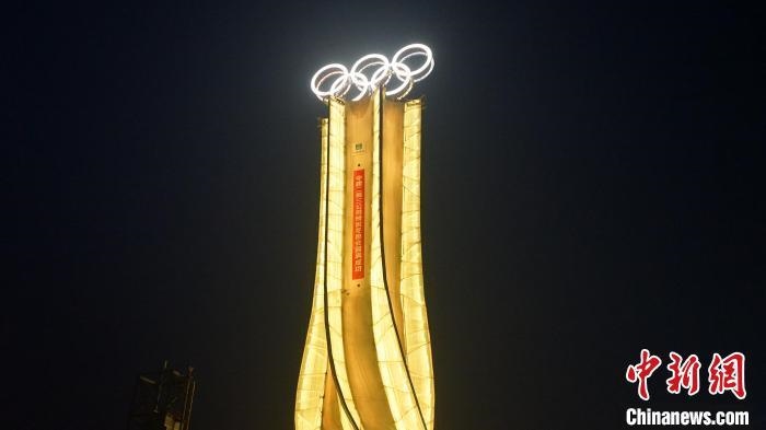 1月25日，由中建二局三公司承建的“海陀塔”順利竣工，奧運五環(huán)閃耀延慶冬奧賽區(qū)?！≈薪ǘ秩竟﹫D&#xA;