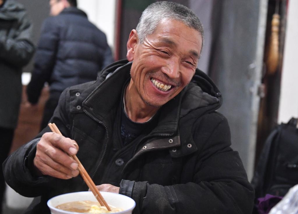 1月26日，山西省汾西縣段村村民蔡文明談起見(jiàn)到總書(shū)記的心情，激動(dòng)又開(kāi)心。新華社記者 柴婷 攝