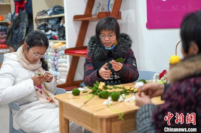 文創(chuàng)工作室的姐妹們正在鉤織月桂葉片?！」帕捡x 攝