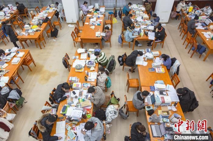 資料圖：南昌大學(xué)圖書(shū)館自習(xí)室內(nèi)，考生正在緊張復(fù)習(xí)?！⒘?攝