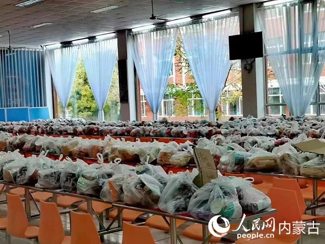 內(nèi)蒙古師范大學為返鄉(xiāng)學生準備午餐和路途上的方便食品。內(nèi)蒙古教育廳供圖