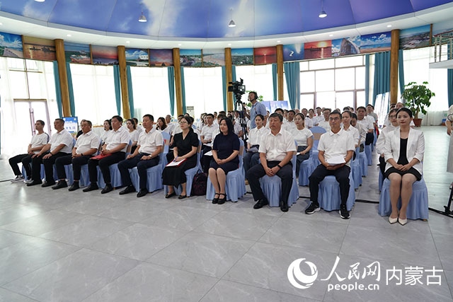 與會(huì)人員共同觀看科右中旗牛產(chǎn)業(yè)高質(zhì)量發(fā)展專題片。苑曉睿攝