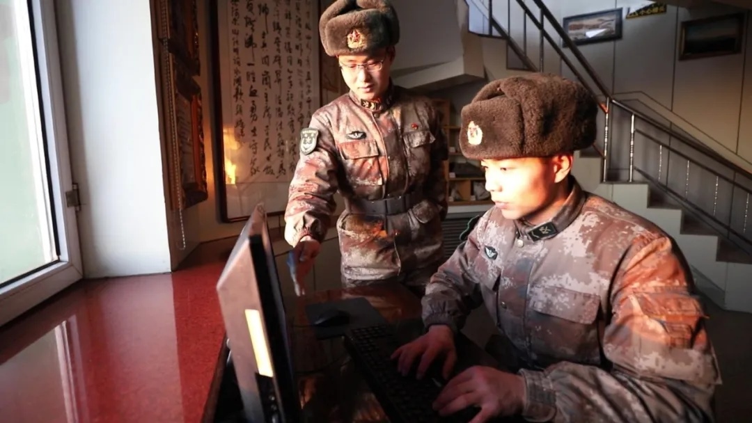 哨所內(nèi)，官兵們熟練操作視頻監(jiān)控系統(tǒng).webp.jpg