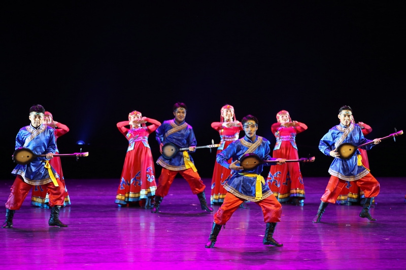 1620810890936643.jpg 3.內(nèi)蒙古農(nóng)業(yè)大學舞蹈《故鄉(xiāng)贊》演出現(xiàn)場(1).jpg