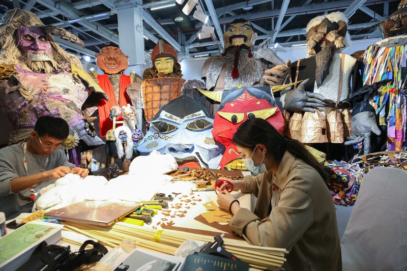 1620810924481758.jpg 5.烏蘭劇社戲劇創(chuàng)作實踐工作坊,內(nèi)蒙古藝術學院學生現(xiàn)場制作相關道具.jpg