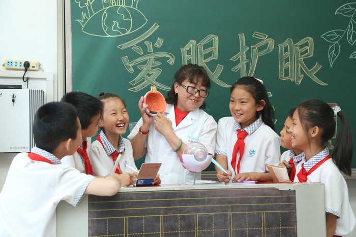 1622821377378206.jpg 5.眼科醫(yī)生為學(xué)生現(xiàn)場(chǎng)講解.JPG