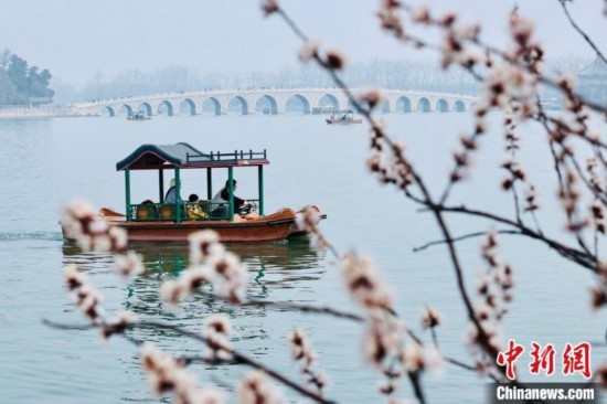 20日，頤和園游船開航。<a target='_blank' data-cke-saved-href='/' href='/'><p align=