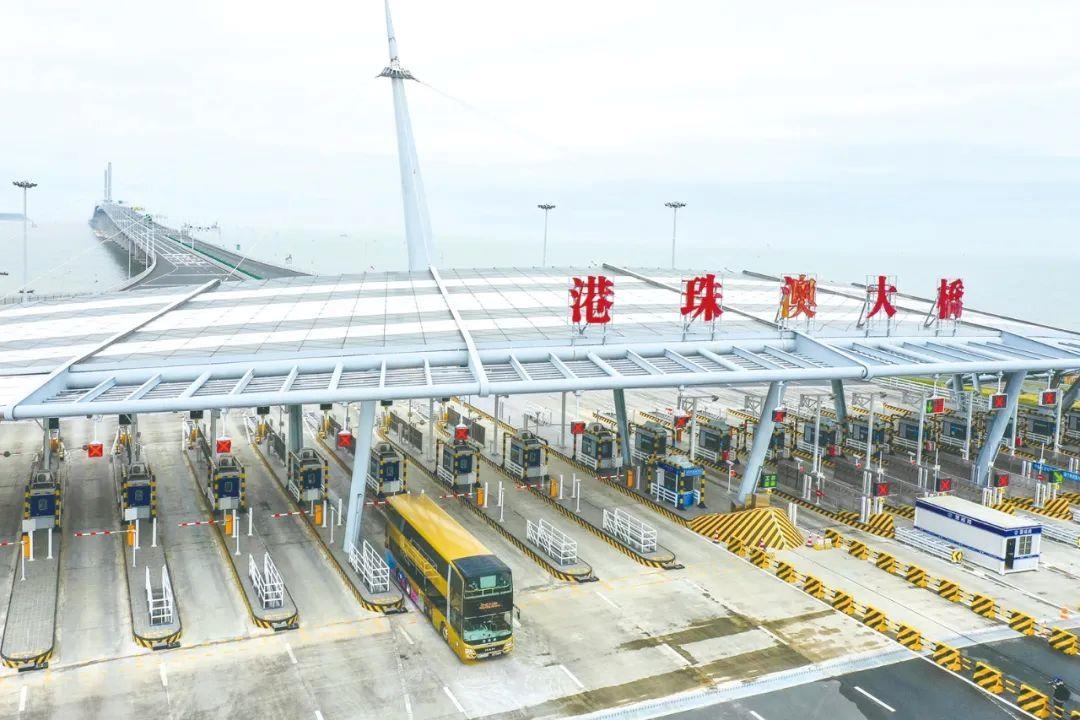 △一輛從香港開往珠海的港珠澳大橋穿梭巴士入境珠海。