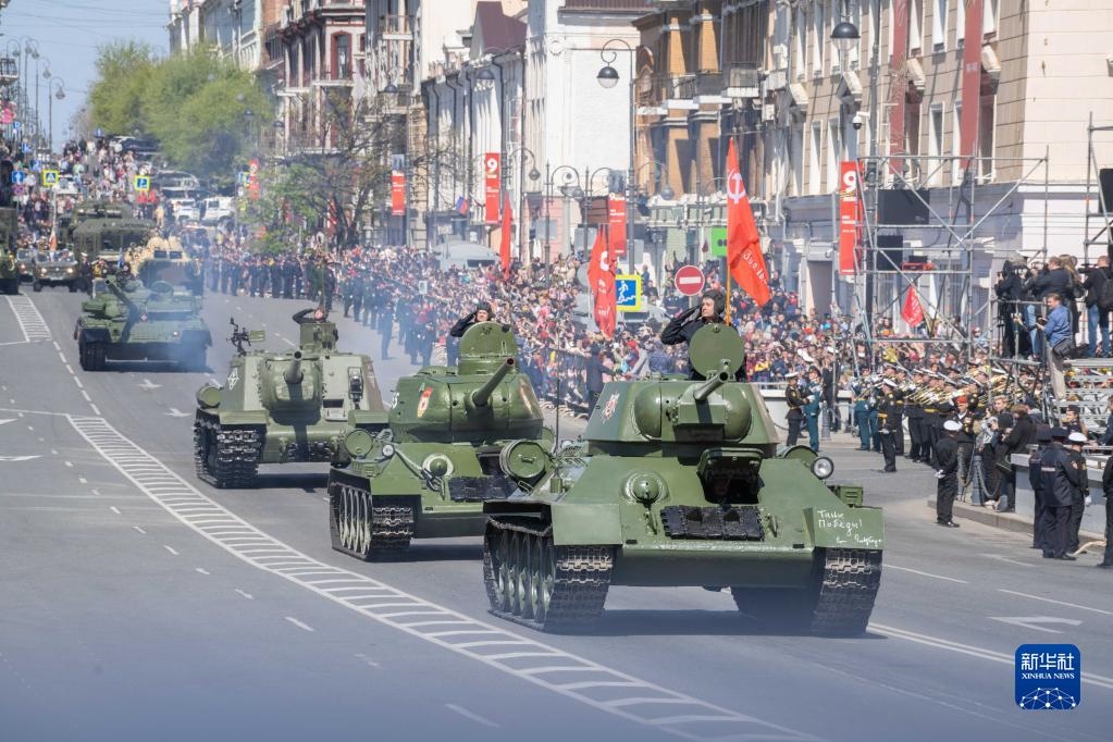 5月9日，在俄羅斯符拉迪沃斯托克市，坦克編隊參加閱兵式。新華社發(fā)（郭飛洲攝）