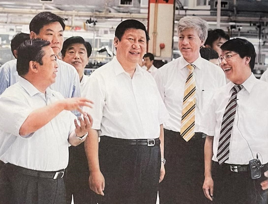 2007年7月，習(xí)近平調(diào)研上海大眾汽車(chē)有限公司。
