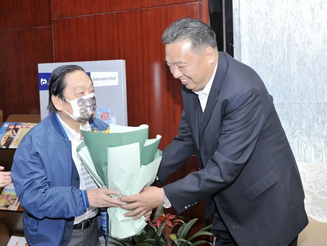 ▲青海省政協(xié)副主席、青海省林草局黨組書記、局長(zhǎng)、祁連山國(guó)家公園青海省管理局局長(zhǎng)李曉南在機(jī)場(chǎng)迎接韓美林