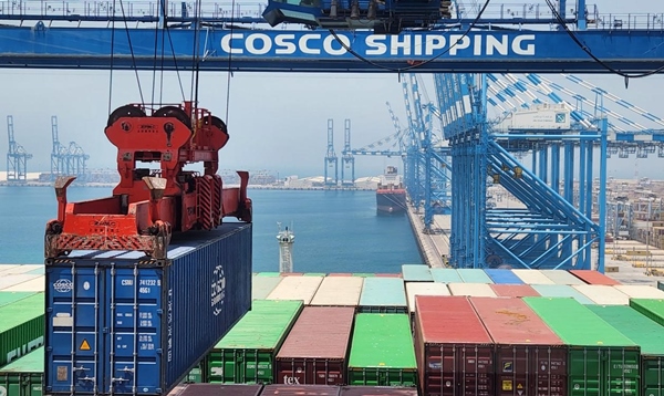 圖為“東方西班牙”輪在裝載貨物。人民網(wǎng)記者 管克江 攝