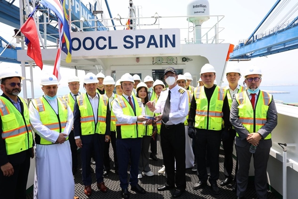 圖為與會嘉賓參觀“東方西班牙”輪。中遠海運港口阿布扎比碼頭供圖