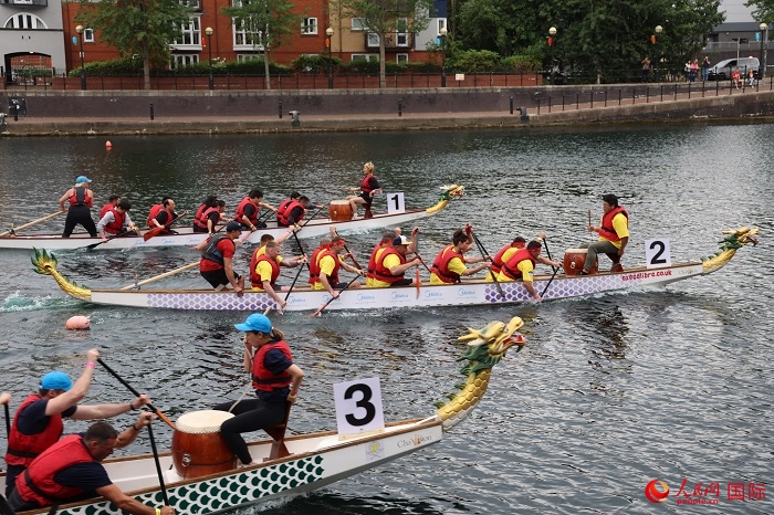2023全英中華端午龍舟會比賽現(xiàn)場，幾支隊(duì)伍你追我趕。人民網(wǎng)記者 邢雪攝