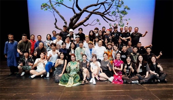 《斷金》百場(chǎng)演職人員合影。龍馬社供圖