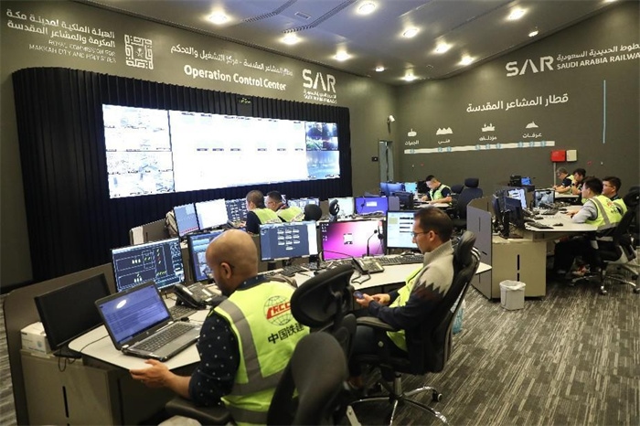 中外工作人員在控制室工作。中國(guó)鐵建供圖