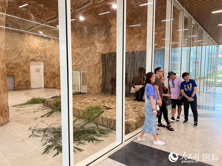 當(dāng)?shù)赜慰团c“四海”合影。人民網(wǎng)記者 張志文攝