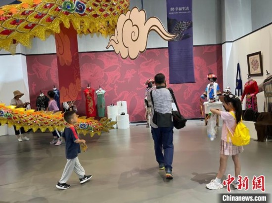 市民參觀展覽。祝歡 攝