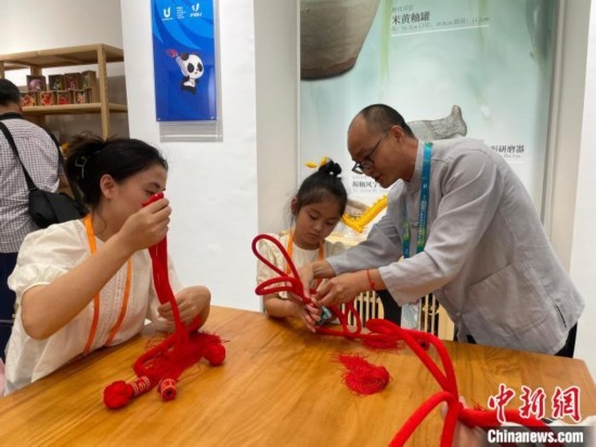 市民體驗制作吉祥如意結。祝歡 攝