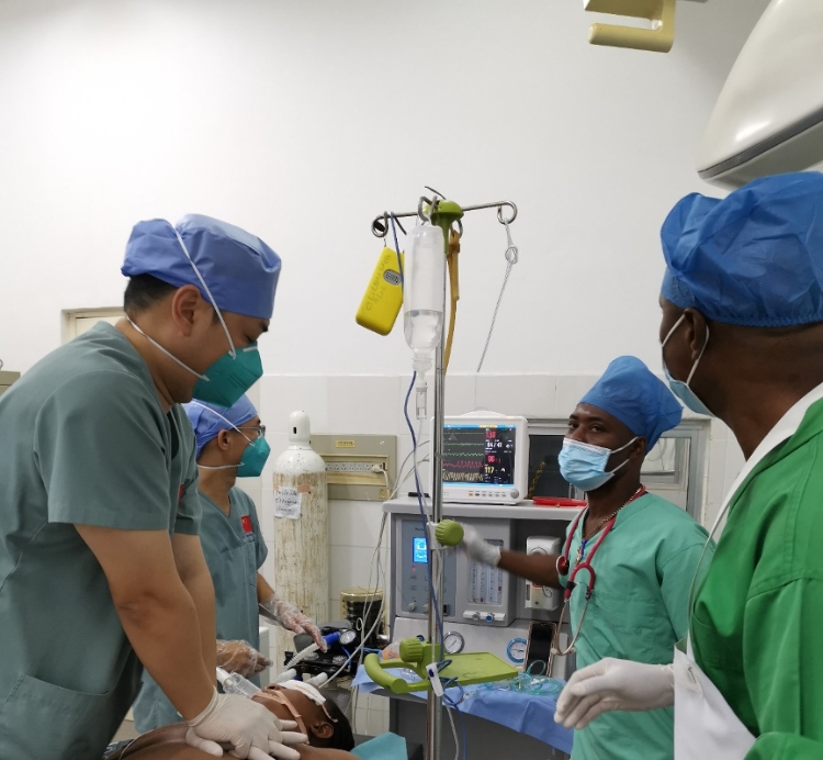 麻醉科李學(xué)斌醫(yī)生和手術(shù)室護(hù)士趙鈺進(jìn)行復(fù)蘇搶救。中國第二十九批援幾內(nèi)亞醫(yī)療隊(duì)供圖