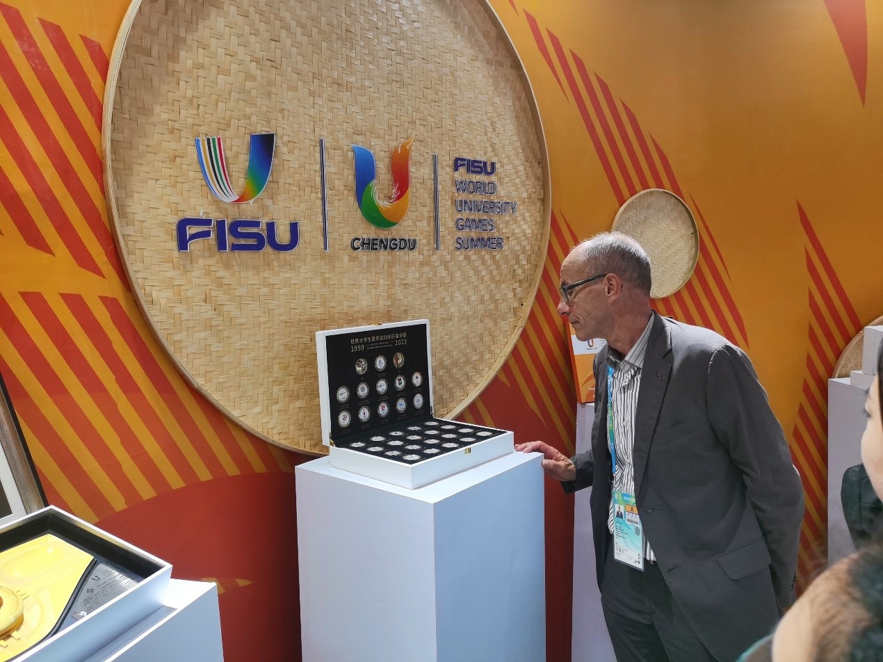 國際大體聯(lián)代理主席雷諾·艾德參觀大運會特許商品。 人民網(wǎng)記者 楊磊攝