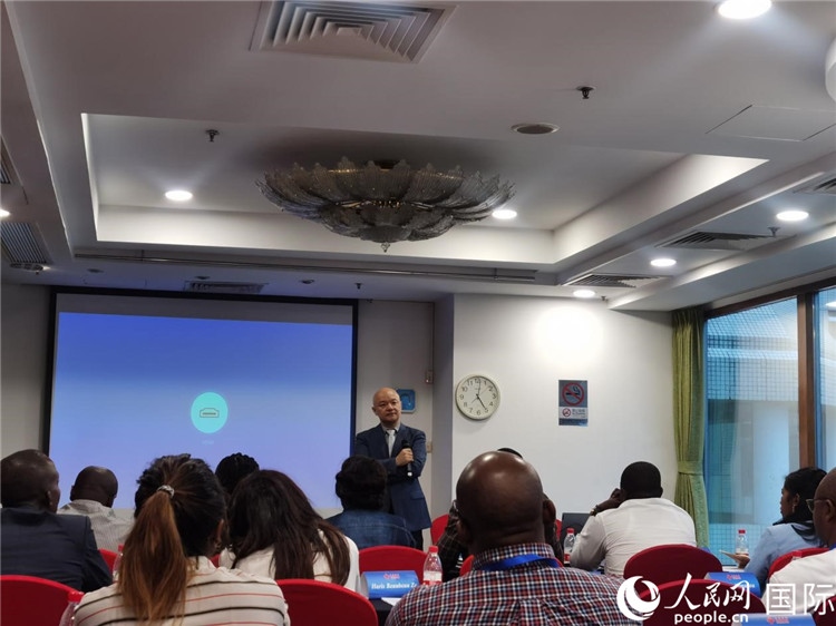 王鯤與研修班學(xué)員互動(dòng)交流。 人民網(wǎng) 孫鴻宇攝