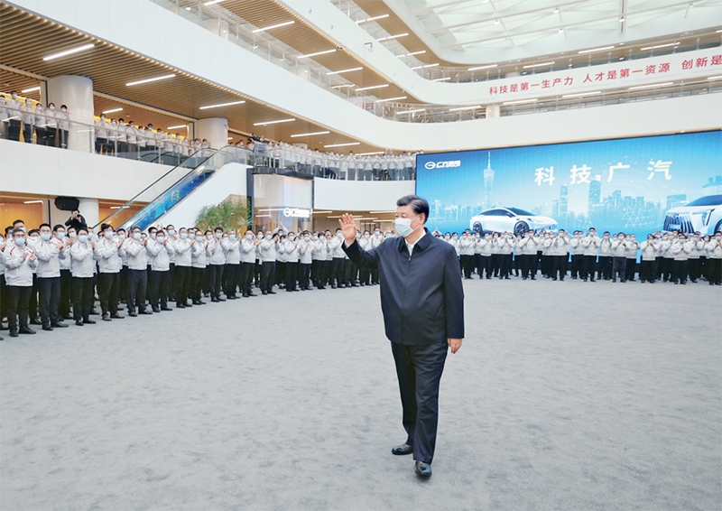 2023年4月10日至13日，中共中央總書記、國(guó)家主席、中央軍委主席習(xí)近平在廣東考察。這是12日下午，習(xí)近平在廣汽研究院向職工們揮手致意。 新華社記者 鞠鵬/攝