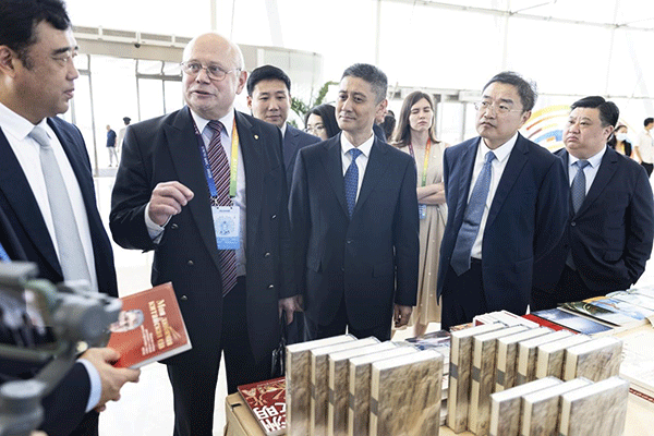 與會(huì)嘉賓參觀主題書展。人民畫報(bào)社供圖