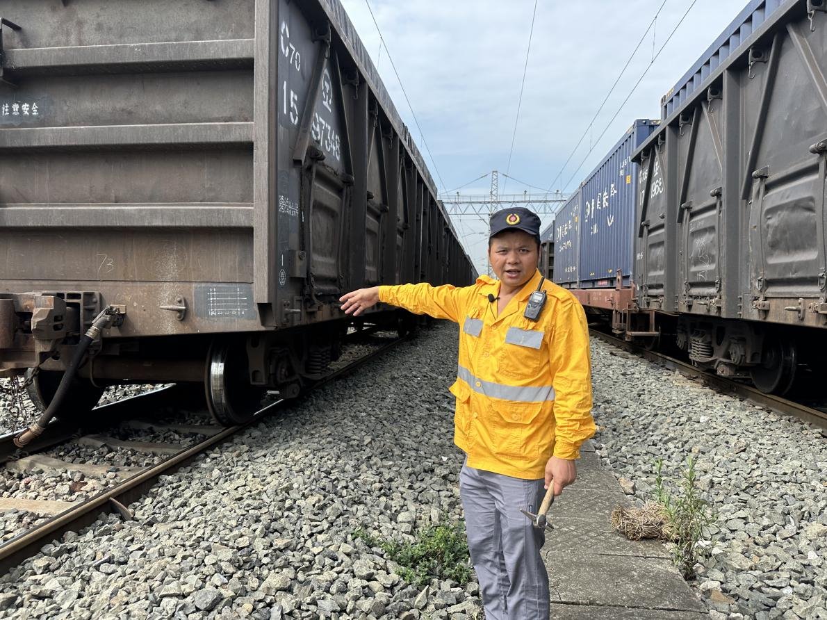 劉偉在向記者介紹檢車(chē)注意事項(xiàng)。人民網(wǎng) 王紹紹攝