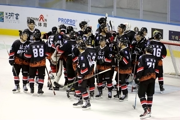 北京隊(duì)?wèi)c祝奪冠。人民網(wǎng)記者 胡雪蓉?cái)z